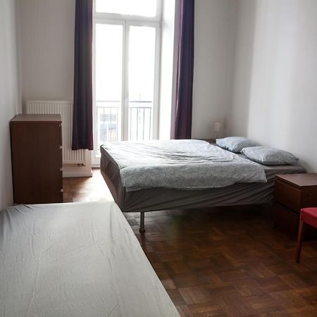 2B Pechackova Family Apartment With Balcony By The River Prag Exterior foto