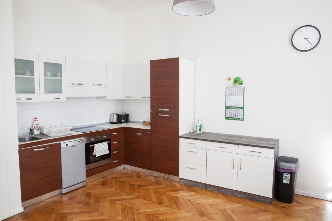 2B Pechackova Family Apartment With Balcony By The River Prag Exterior foto