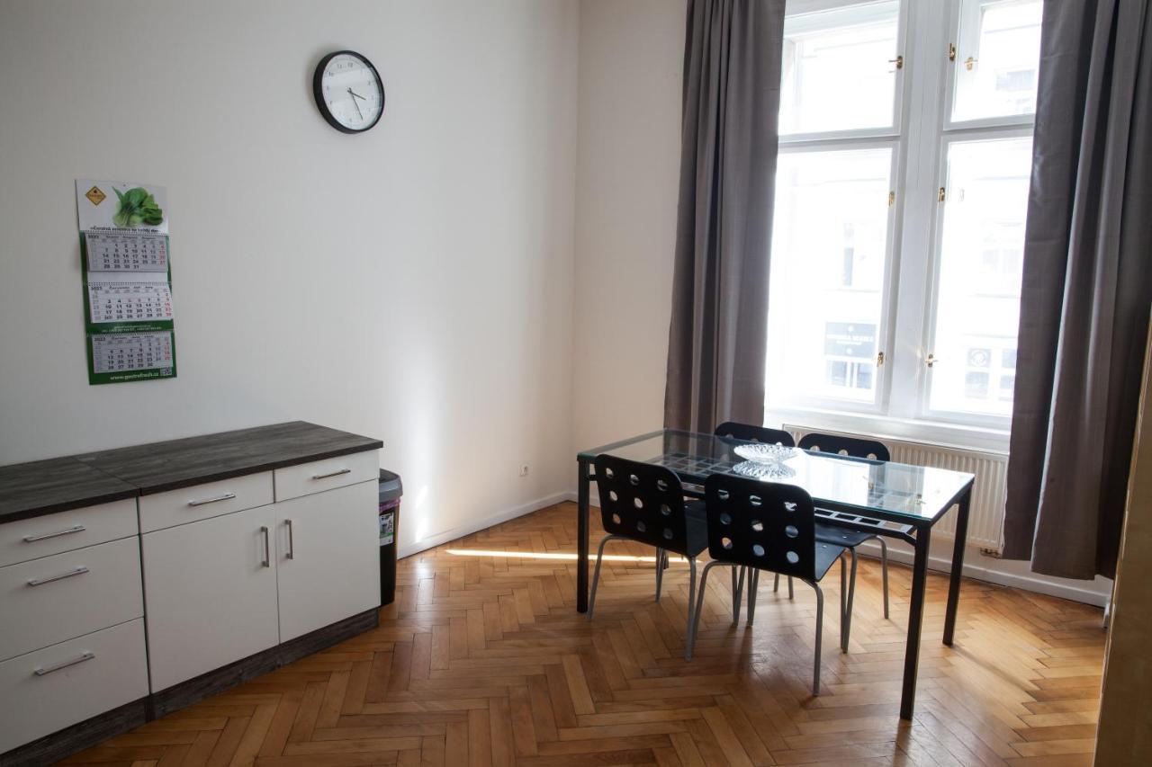 2B Pechackova Family Apartment With Balcony By The River Prag Exterior foto