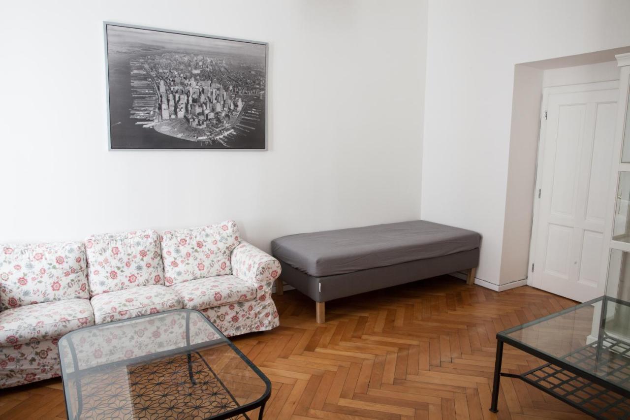 2B Pechackova Family Apartment With Balcony By The River Prag Exterior foto