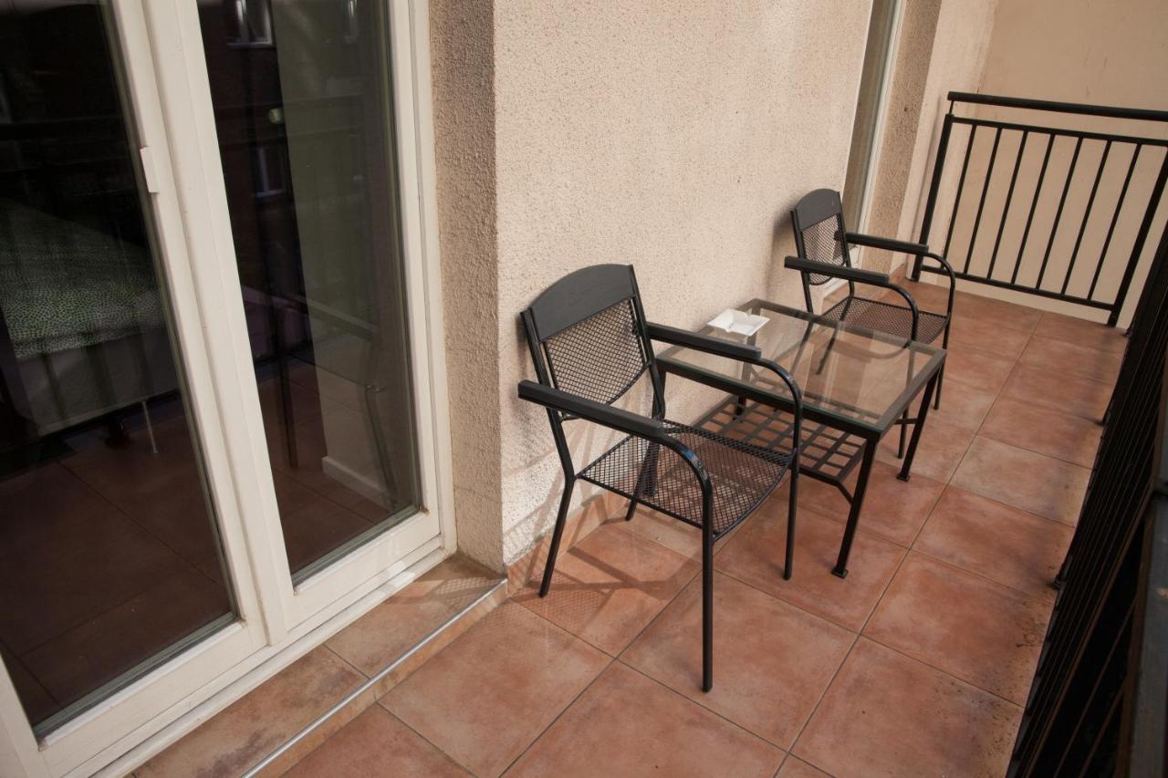2B Pechackova Family Apartment With Balcony By The River Prag Exterior foto