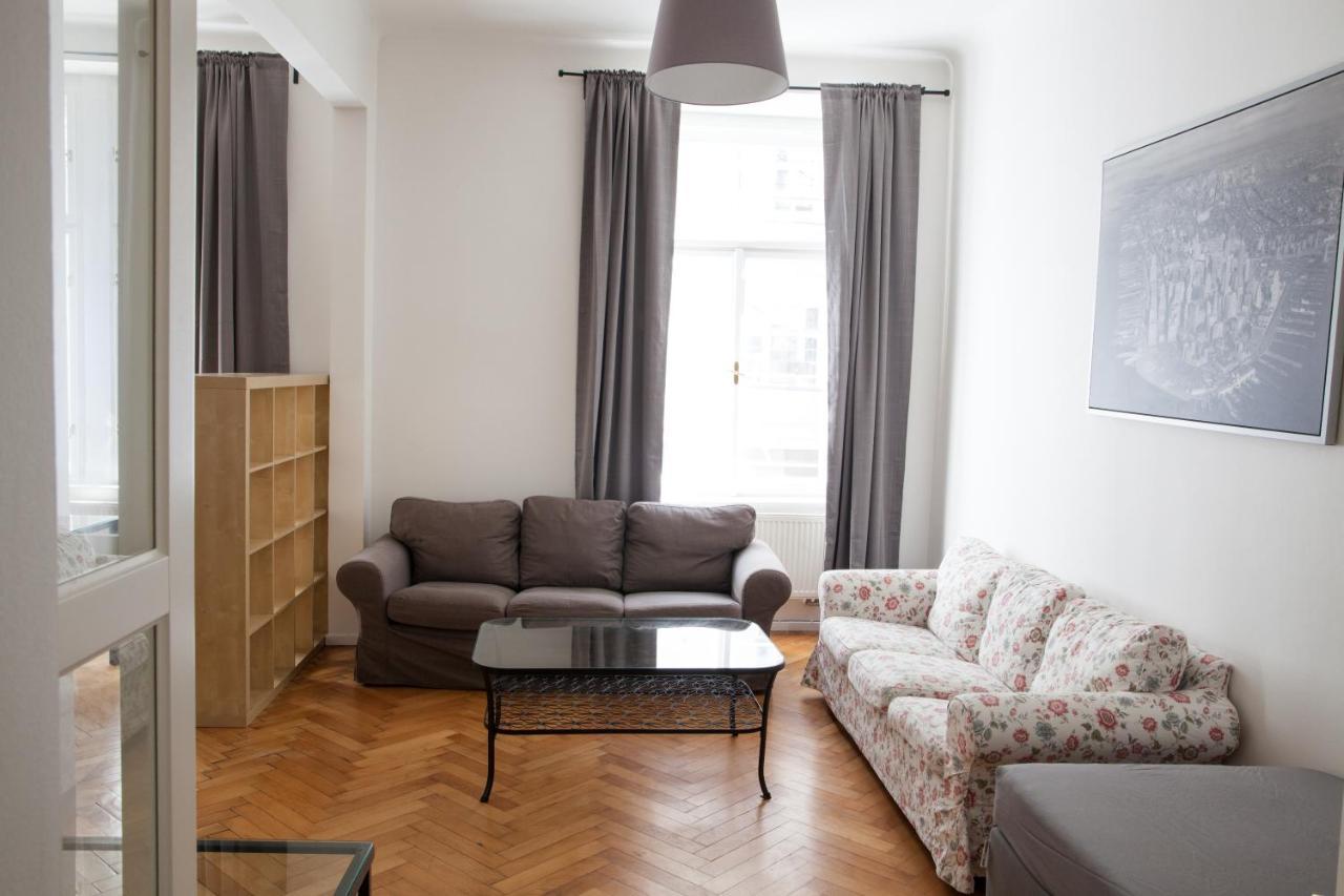 2B Pechackova Family Apartment With Balcony By The River Prag Exterior foto
